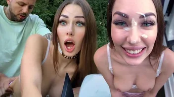 Красивая девушка в сексуальном шелковом костюме