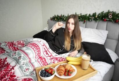 Медсестра Lovely заботится о своей большой картофеле в полночь