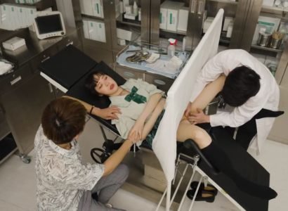 Голубое море и белый песок все сексуальные девушки, вызывающие сердце лихорадочного мальчика